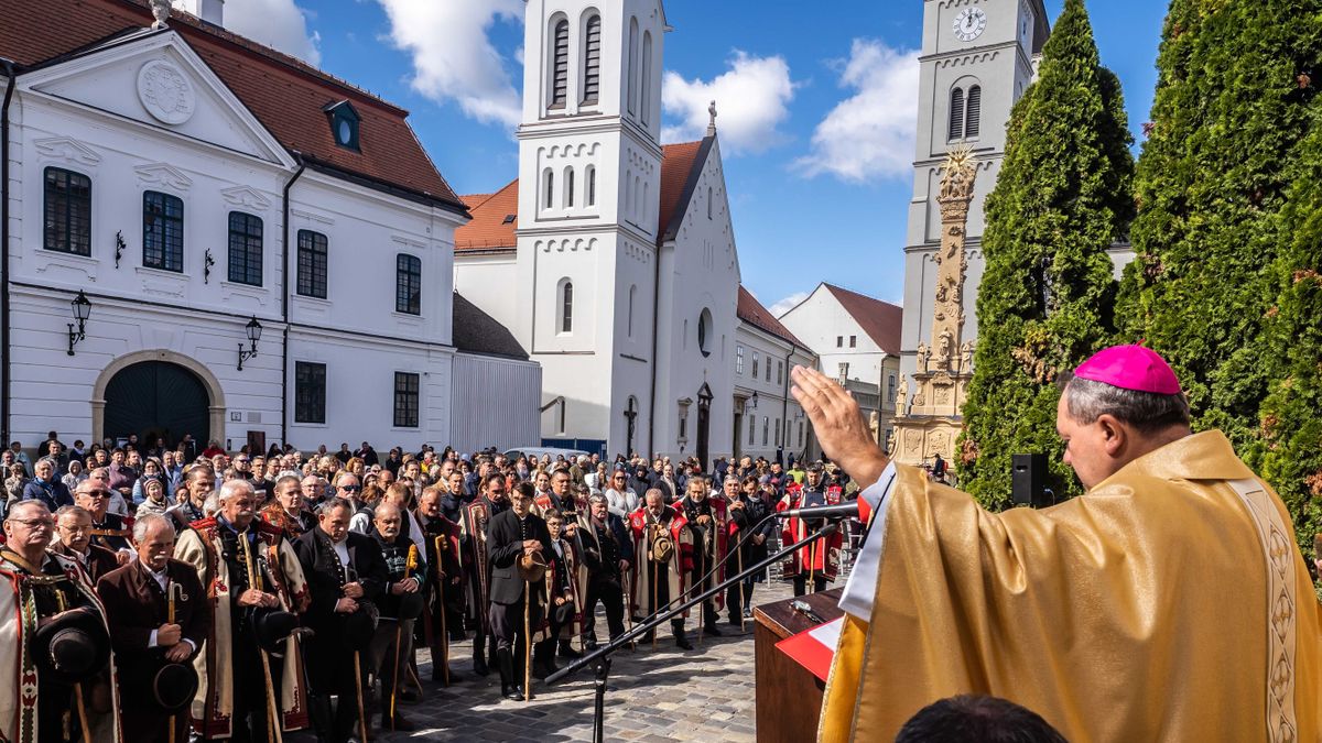 Ünnepi szentmise a Szentháromság téren