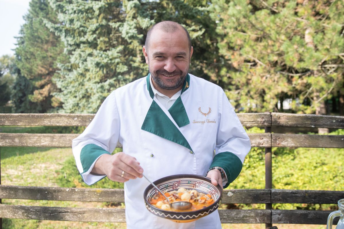 A bakonyi kolbászos burgonyagombócleves tipikus sváb étel, Somogyi Tamás mesterszakács egy kicsit felturbózva készítette el, kakukkfűvel, gombával