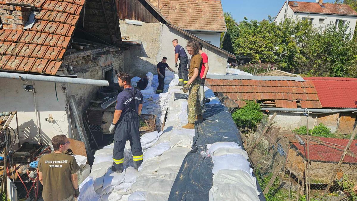 A Veszprém vármegyei tűzoltók továbbra is helytállnak a gátakon