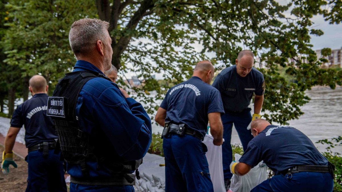A büntetés-végrehajtás munkatársai és rabok is segítik az árvízi védekezést
