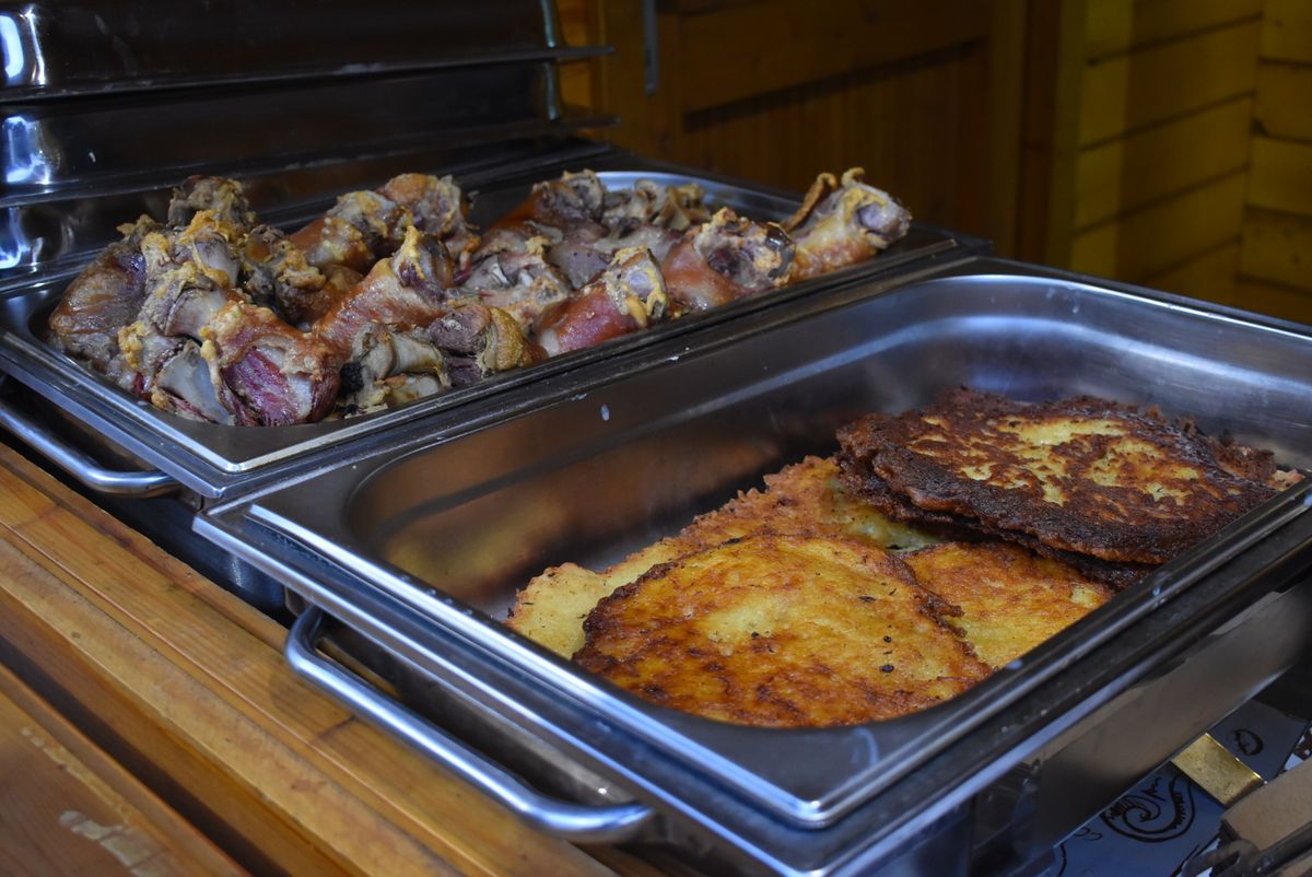 A bor mellé csülköt és cicegét is kínáltak a faházakban