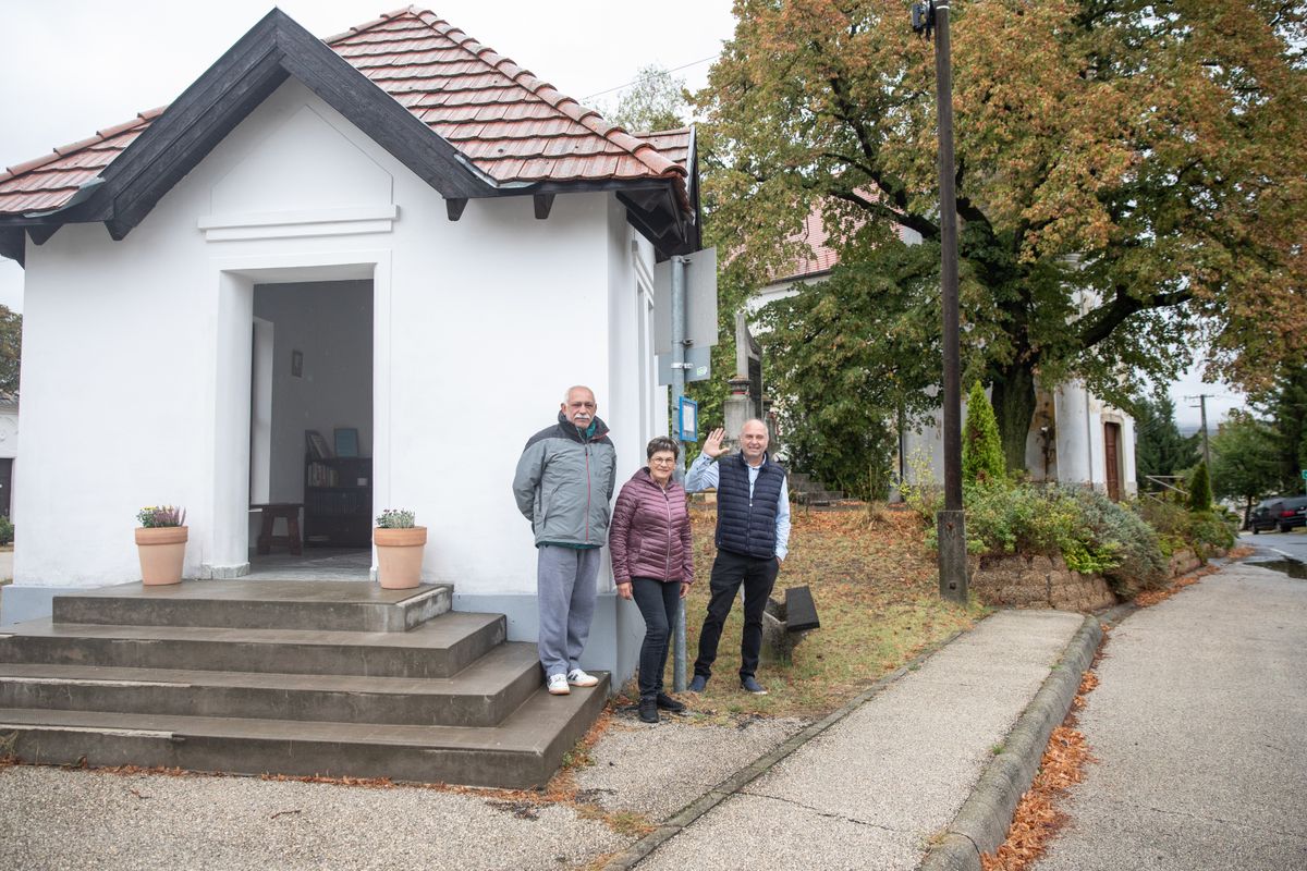 Kívülről olyan, mint egy régi tabakos trafik, belülről elegáns nappali, olvasószoba hangulatát kelti a bakonykoppányi buszváró 