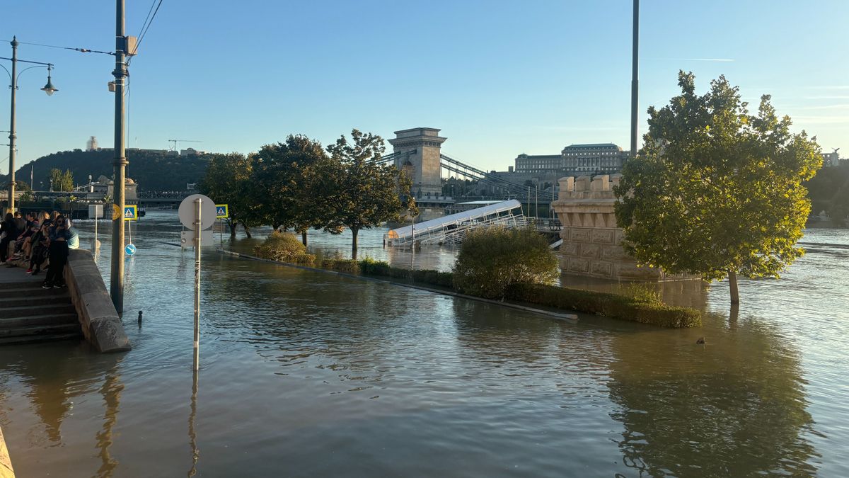 Így néz ki árvíz idején a Parlament és a Lánchíd környéke – exkluzív fotóink és videónk az elárasztott Budapestről