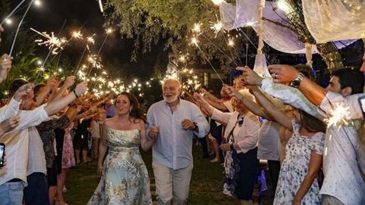 Csézy megmutatta az esküvőjét, amit a csodálatos kertjükben rendeztek meg