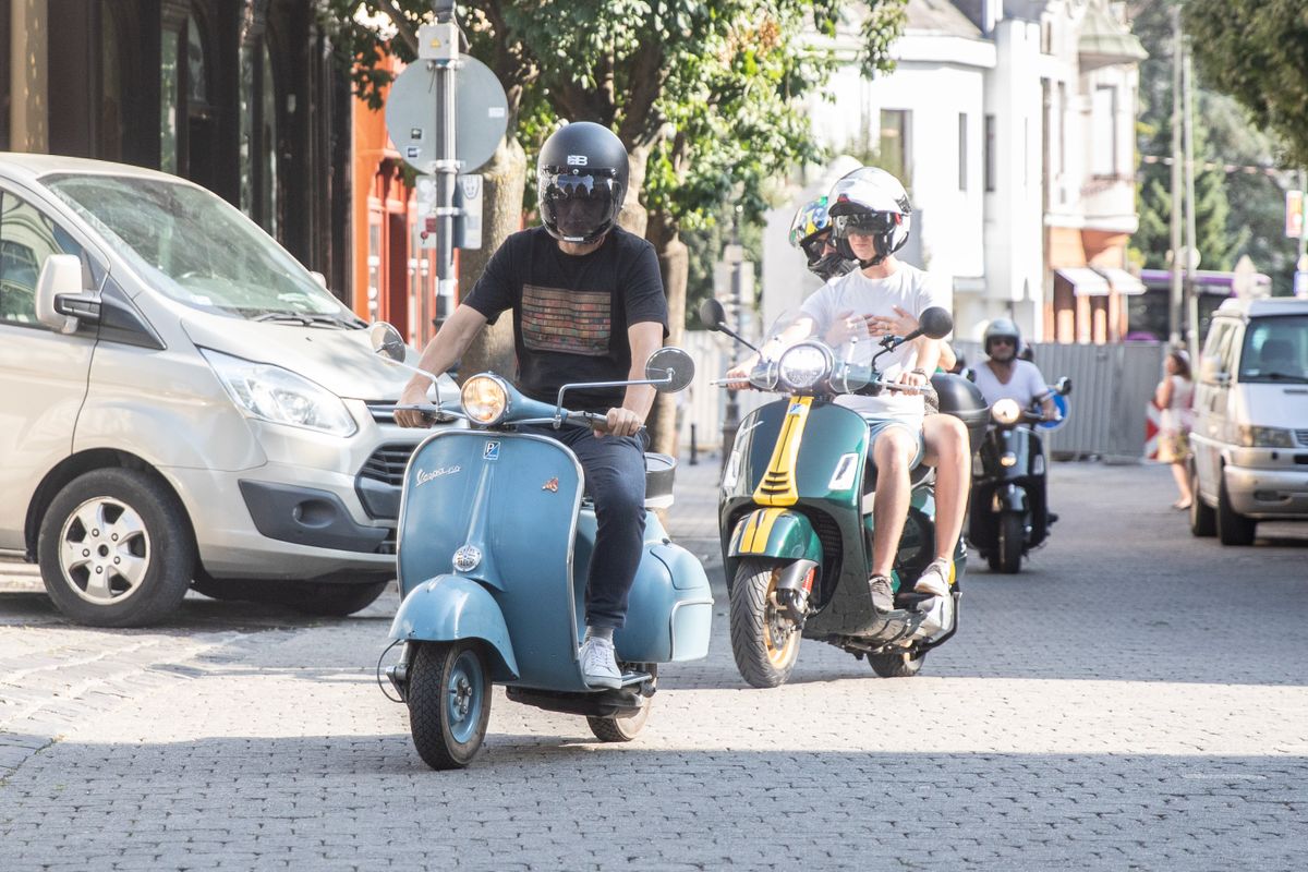 A veszprémi Vespa Baráti Kör tagjai, akik az Óváros téren randiztak