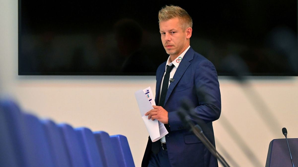 Magyar Péter a Diákhitel Központ vezetőjeként kötött szerződéseket saját mostani emberének cégeivel
