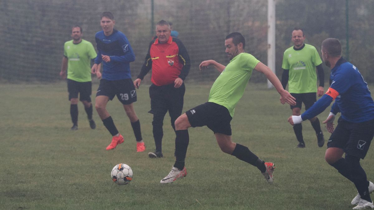 Ítéletidő tombolt, mégis futballoztak (galéria)