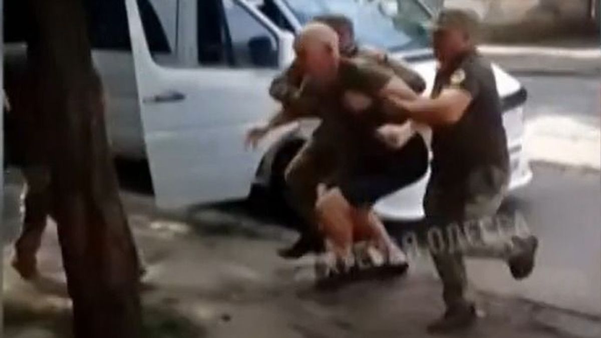 Ukrajnában elviselhetetlen az élet, a kényszersorozások miatt a férfiak sehol sincsenek biztonságban (videó)