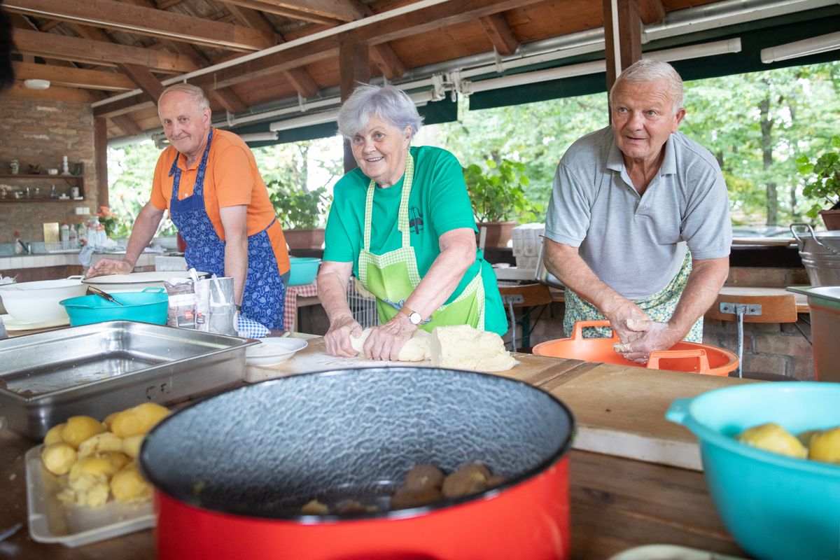 A négylábú krumplinyomóhoz és a tészta gyúrásához jól jön a férfierő gombóckészítéskor