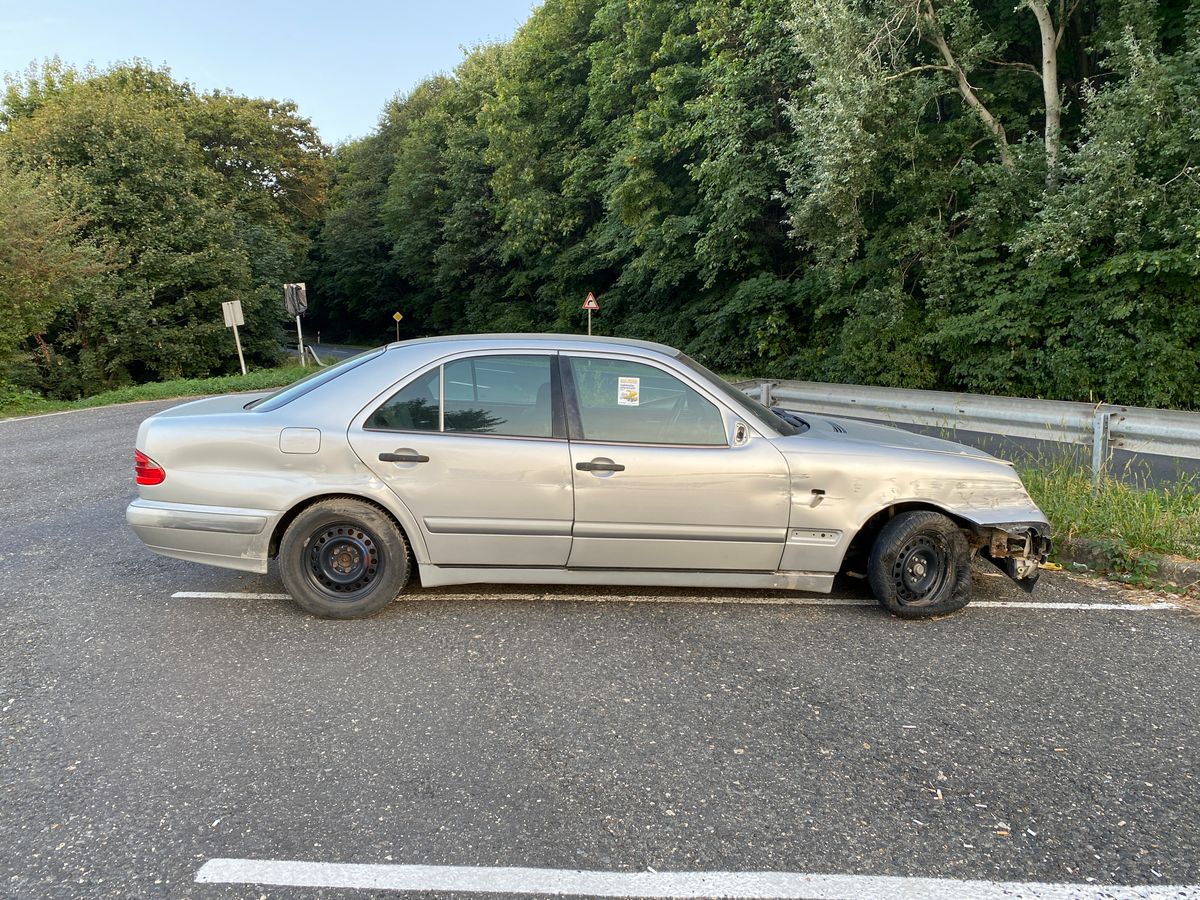 Viszonylag szabályosan parkol a Mercedes a 82-es főút mellett, az egész nyarat itt töltötte