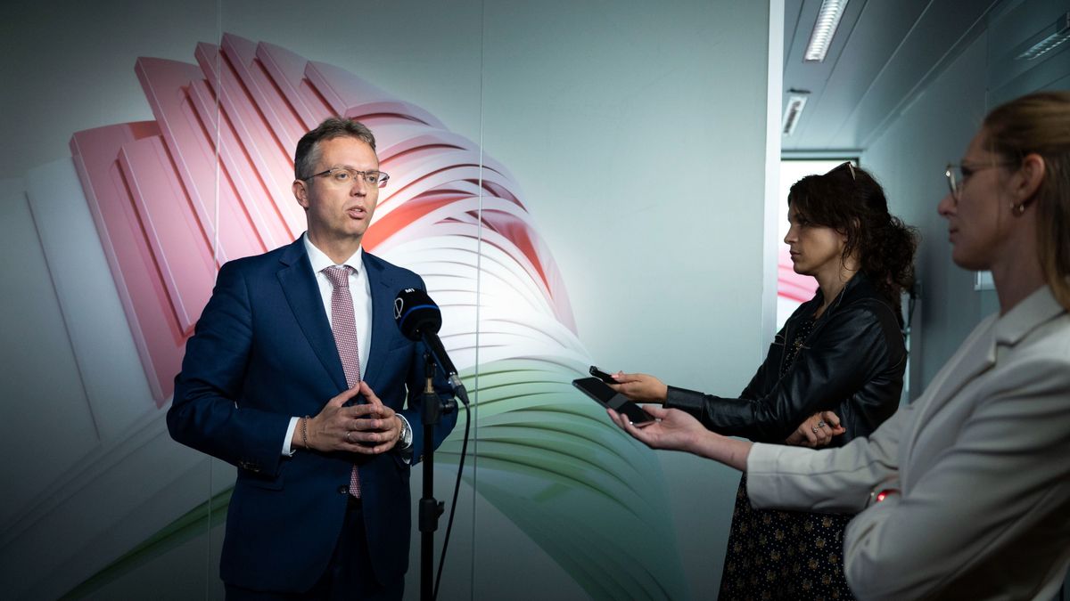 Hankó Balázs: meg kell szüntetni a magyar egyetemek kizárását az Erasmus és Horizont programokból