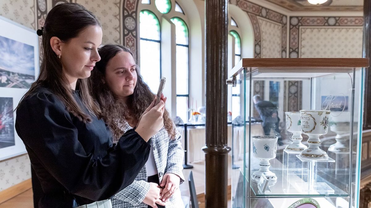 Több száz titkos receptúrájú színt most a hit hajlékában csodálhatunk meg (képgaléria)