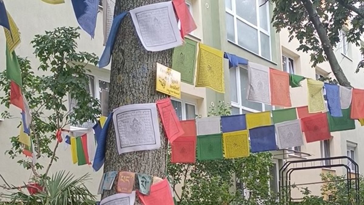 Csipetnyi tibeti hangulat a veszprémi lakótelepen
