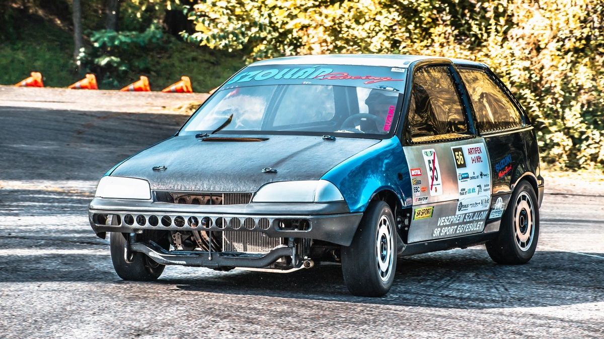 Motorbőgés, kerékpörgés a szlalompályákon