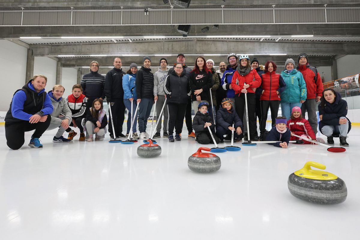 Új, Veszprémben még nem űzött sportág, a curling mutatkozott be a város jégcsarnokában