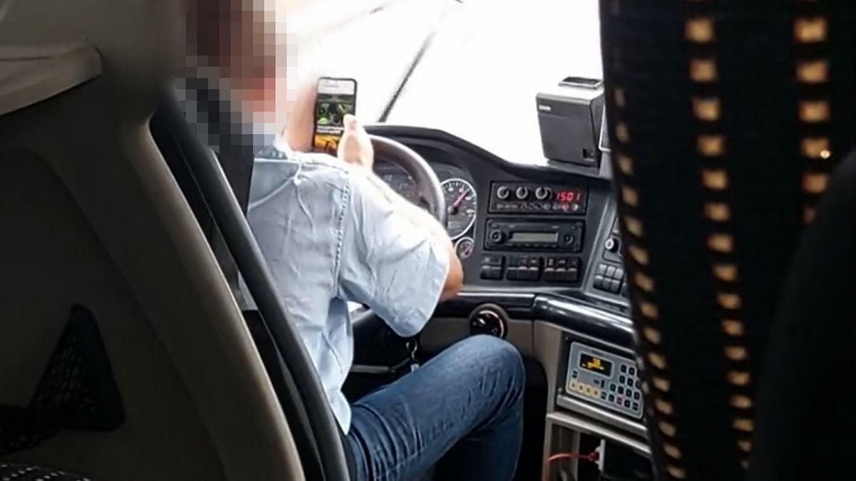 Kirúgták a mobilozó buszsofőrt (videó)