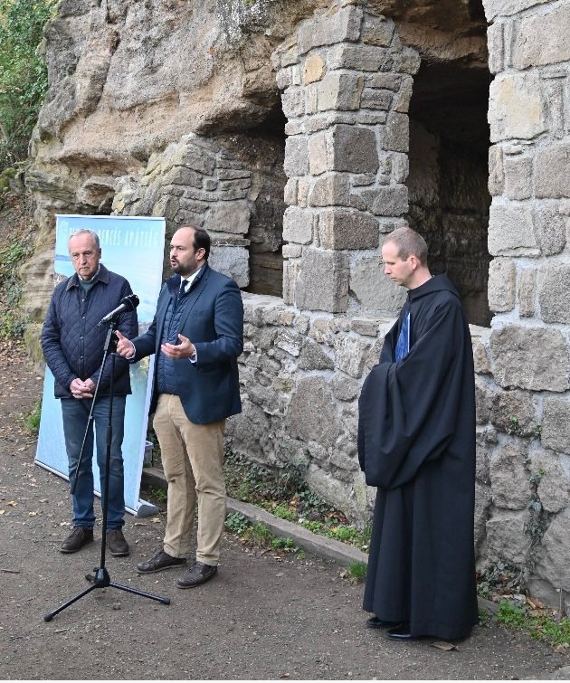 Nacsa Lőrinc miniszteri biztos, Kontrát Károly országgyűlési képviselő és Mihályi Jeromos perjel a Barátlakásoknál, Tihanyban 