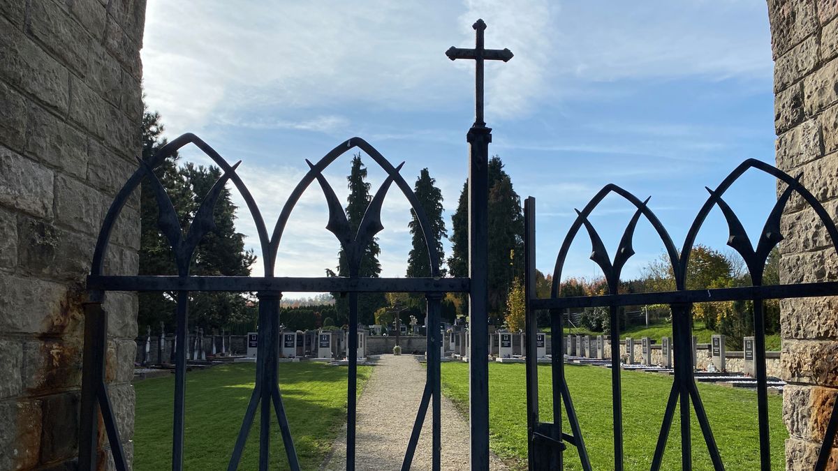 Sírhelyek a Magas-Bakonyban: grófi fejfa az erdőnél és a ciszterciek fehér kavicsai (képgaléria)