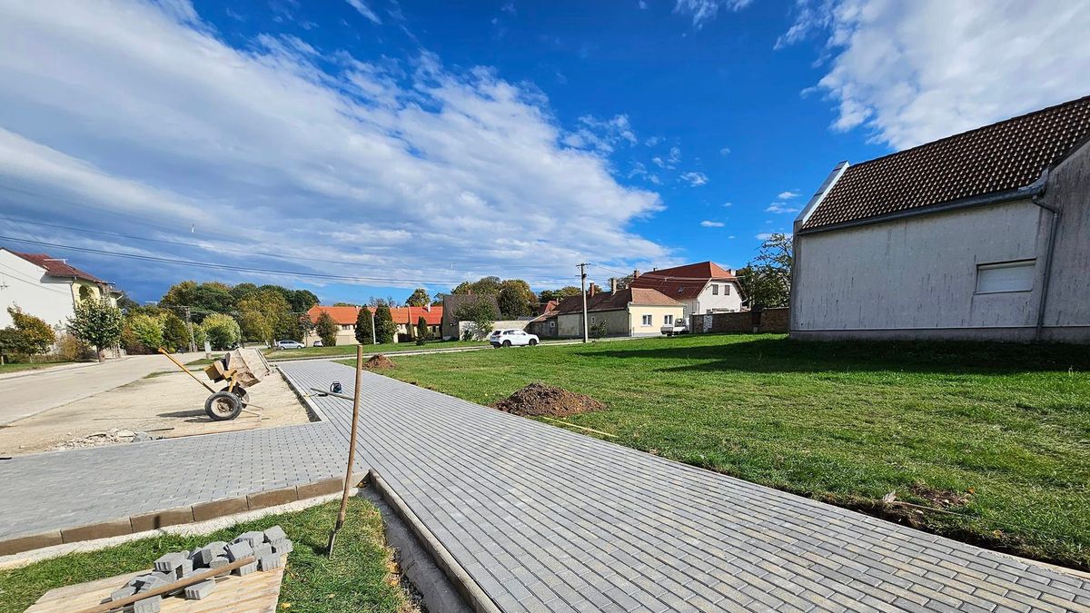 Járdát építenek Devecser belvárosában