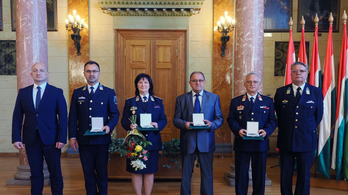 Emlékplakett: négyen vehették át Veszprém vármegye védelméért
