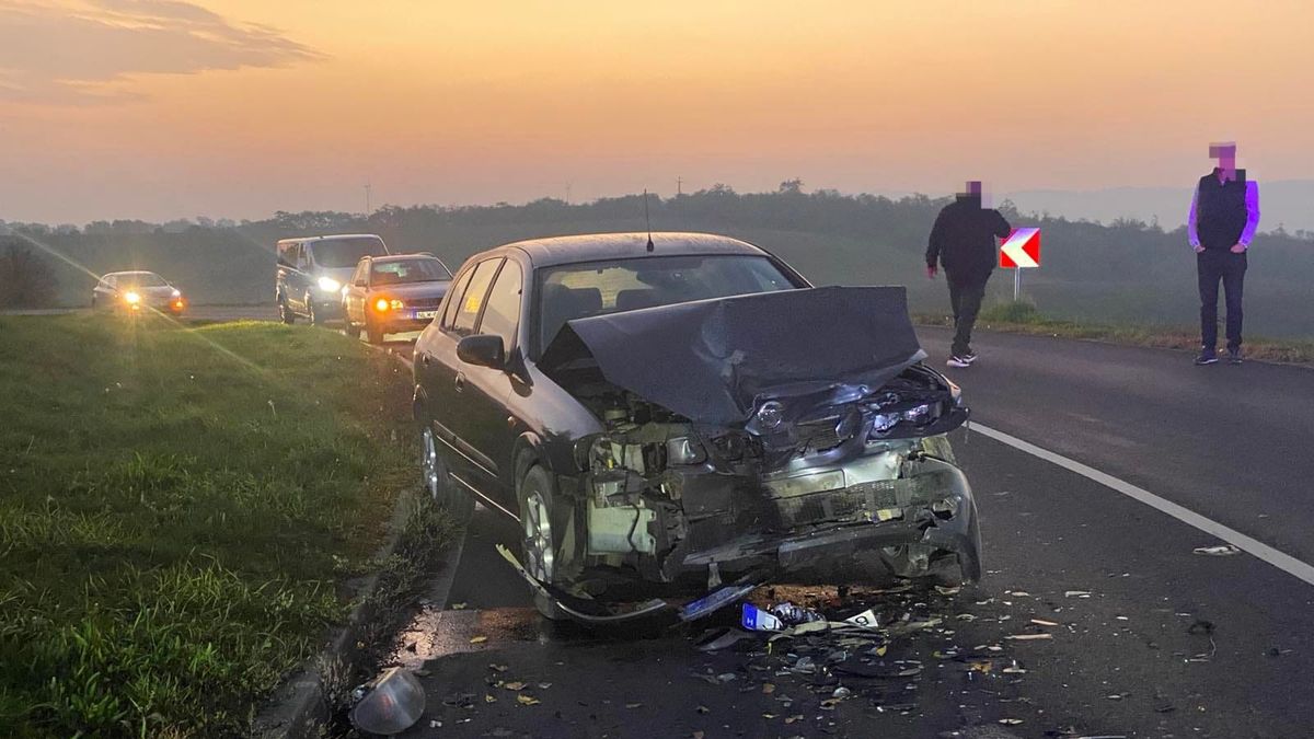 Frontálisan ütközött két autó, sérülés is történt