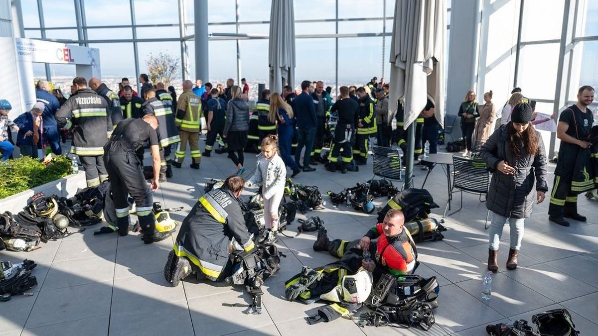 Magyarország legmagasabb épületében versenyeztek a tűzoltók