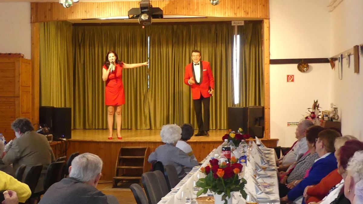 Operettműsorral köszöntötték az időseket