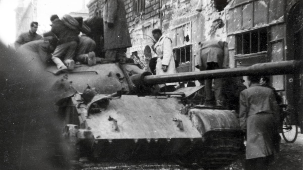 Az 1956-os forradalom és szabadságharc hőseire emlékezünk (fotók)