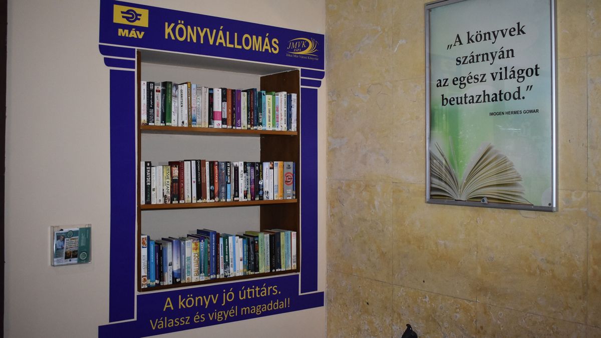 Könyvállomás a vasúti váróban