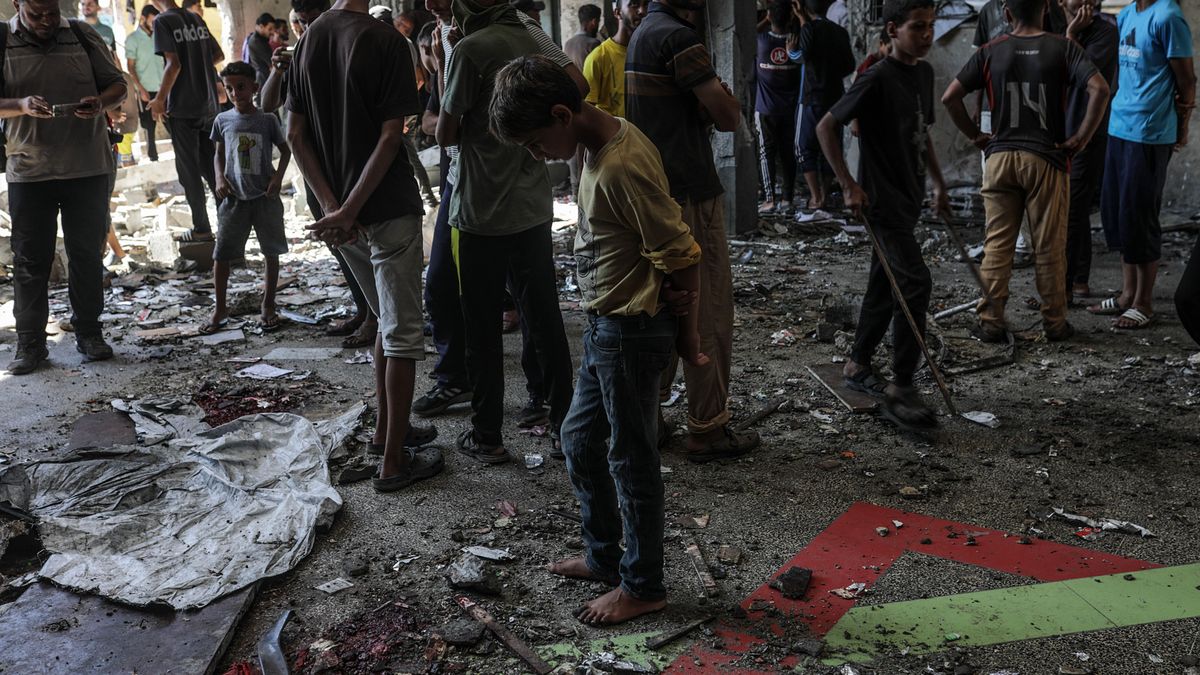 Többen meghaltak egy menedékként használt iskola bombázásában – frissül