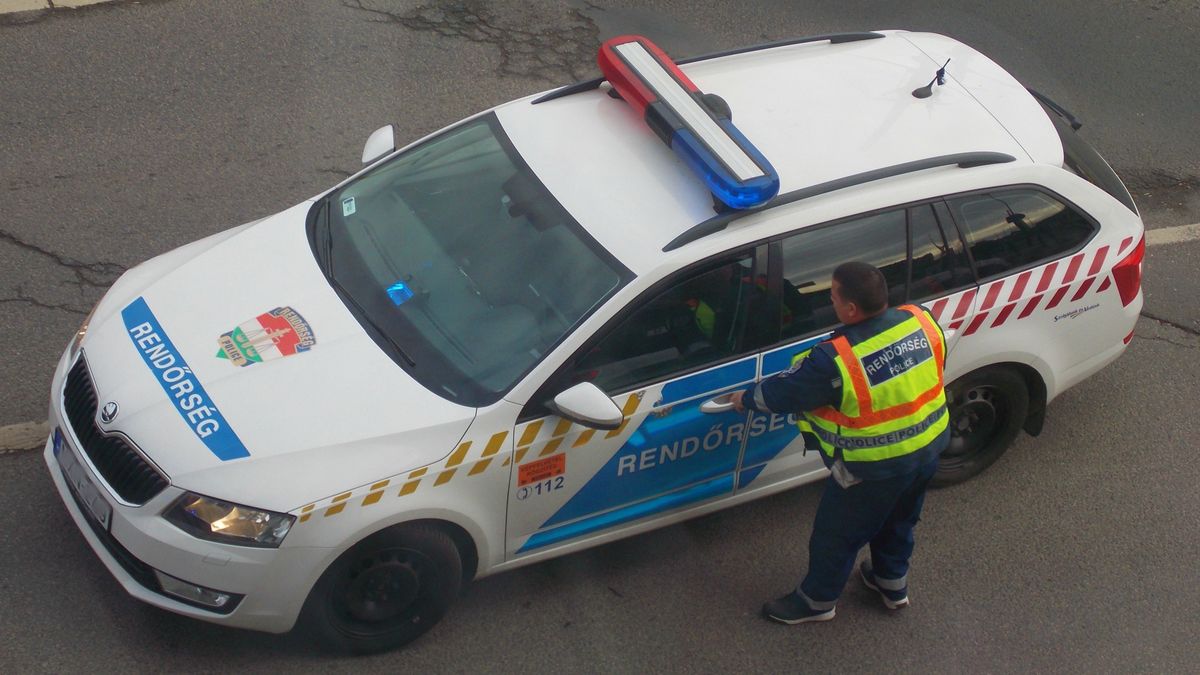 Füstölő autóval menekült a rendőrök elől egy magyar férfi (videó)