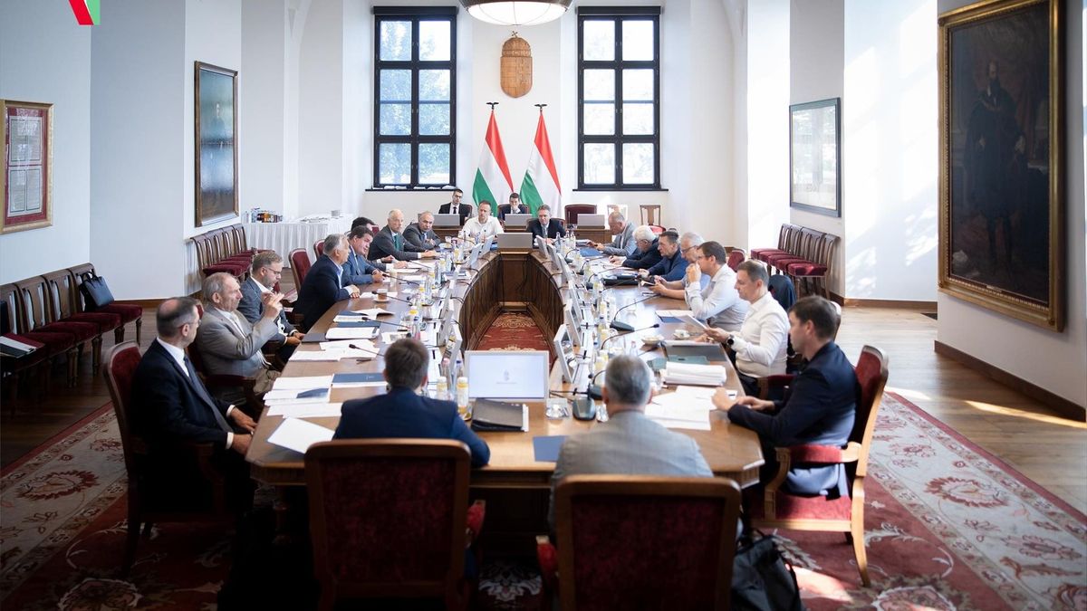 Kihelyezett kormányülés kezdődött Geszten