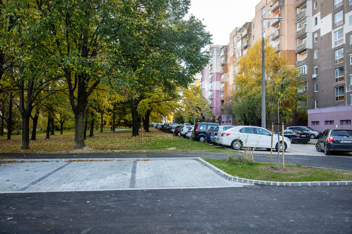 Közlekedés: Veszprémben, a Diósy Márton utca végén 14 db merőleges kialakítású, térkő burkolatú autóparkoló-hely készült el