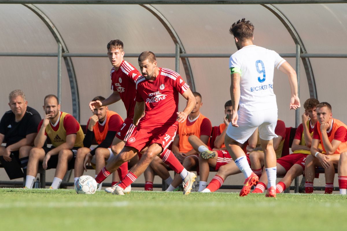 A balatonfüredi futballcsapat nem bírt hazai pályán a Sopronnal az NB III-ban. 