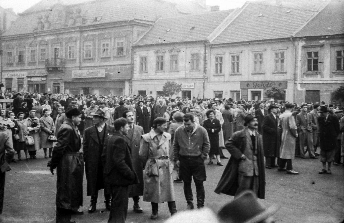 Tüntetők az Óváros téren, 1956. október 25-én A kép készítője: Végh Endre)
