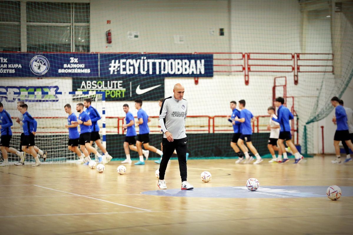 Először lép pályára a veszprémi futsalcsapat azt követően, hogy Fehér Zsolt edző távozott. A klub történetének első külföldi edzője Újpesten mutatkozik be