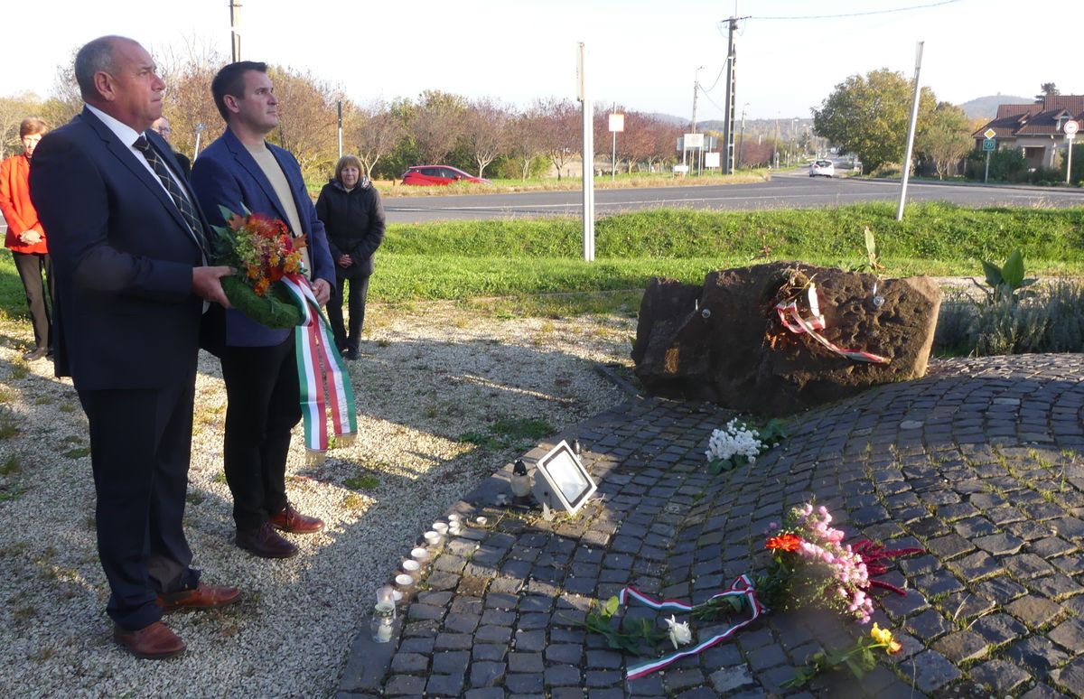 Aszófő polgármestere és alpolgármestere helyezték el az emlékezés virágait