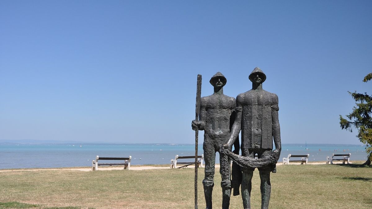 Eleganciaverseny, modern szálláshelyek és a chicagói énekesnő