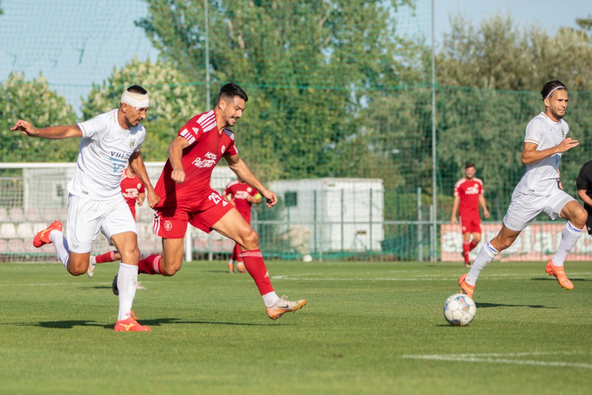 Alsóházi rangadón növelte pontjai számát a Balatonfüredi FC vasárnap a labdarúgó NB III-ban. A Balaton-partiak idegenben nyertek fontos meccset.