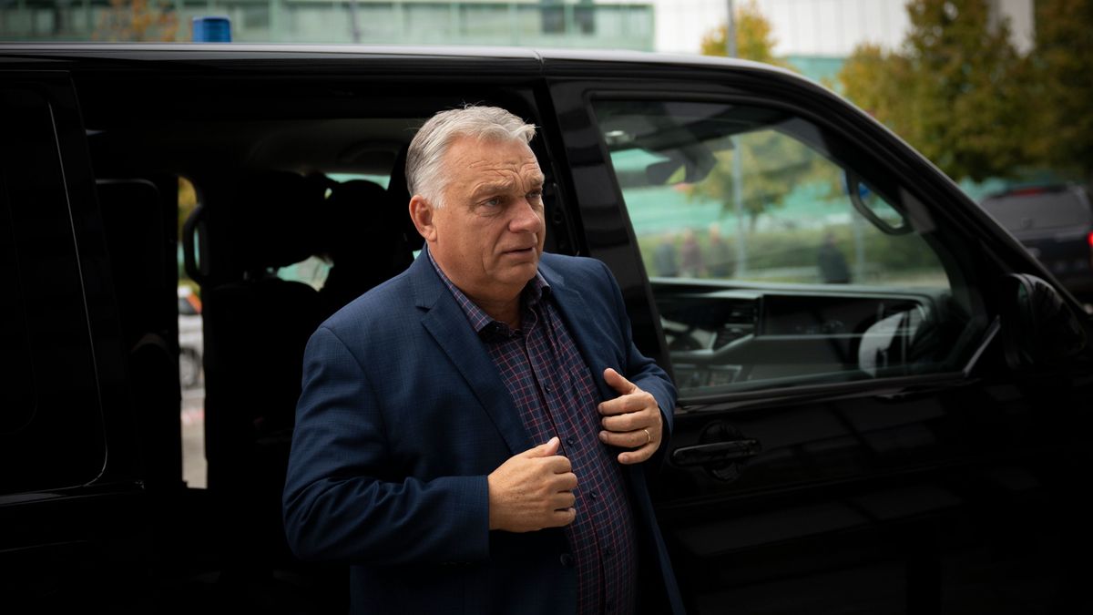 Orbán Viktor is megérkezett a kihelyezett frakcióülés helyszínére