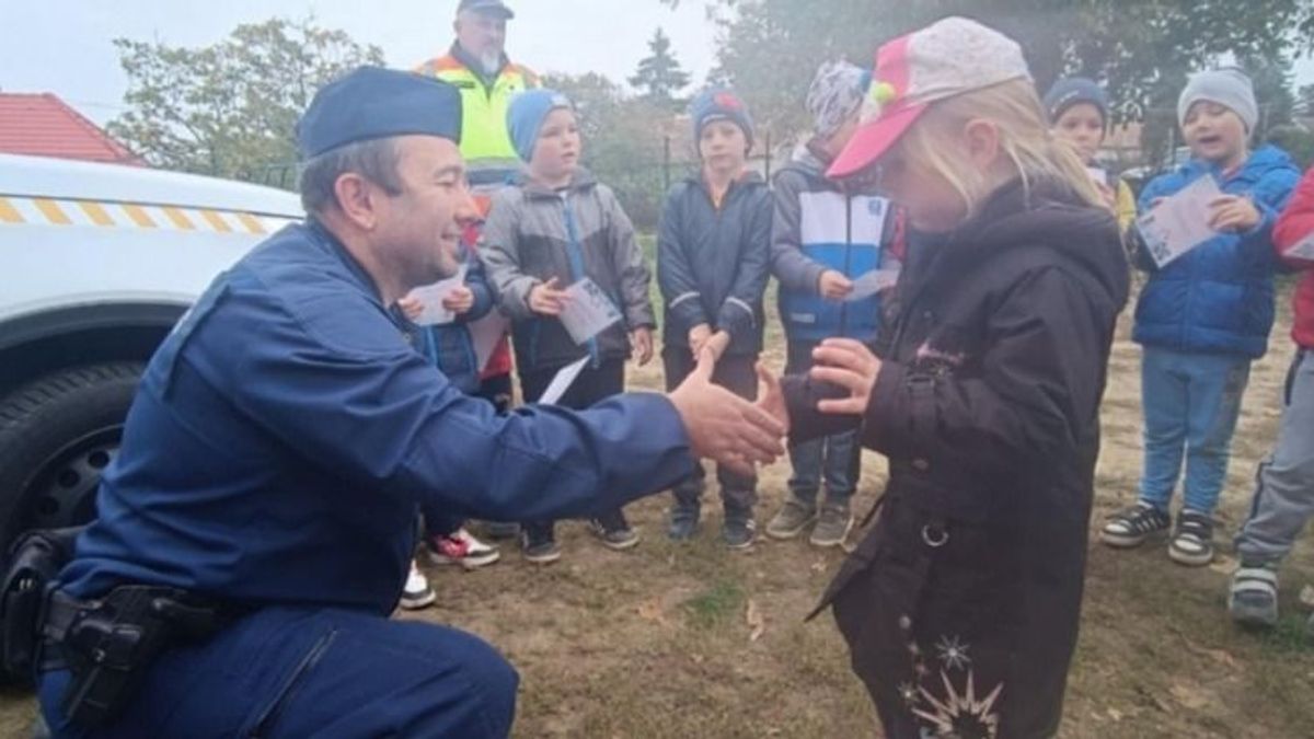 Óvodásokhoz látogattak a sümegi egyenruhások