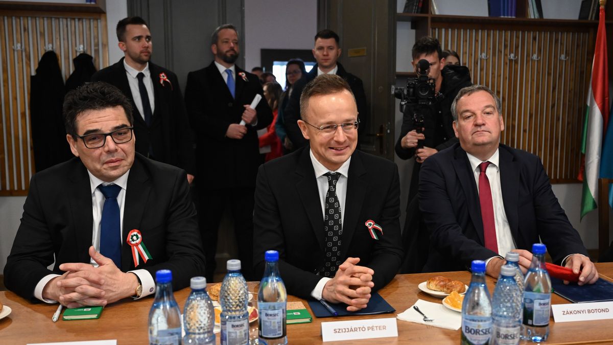 Szijjártó Péter: a kormánynak kötelessége elősegíteni a külhoni magyar közösségek megmaradását (videó)