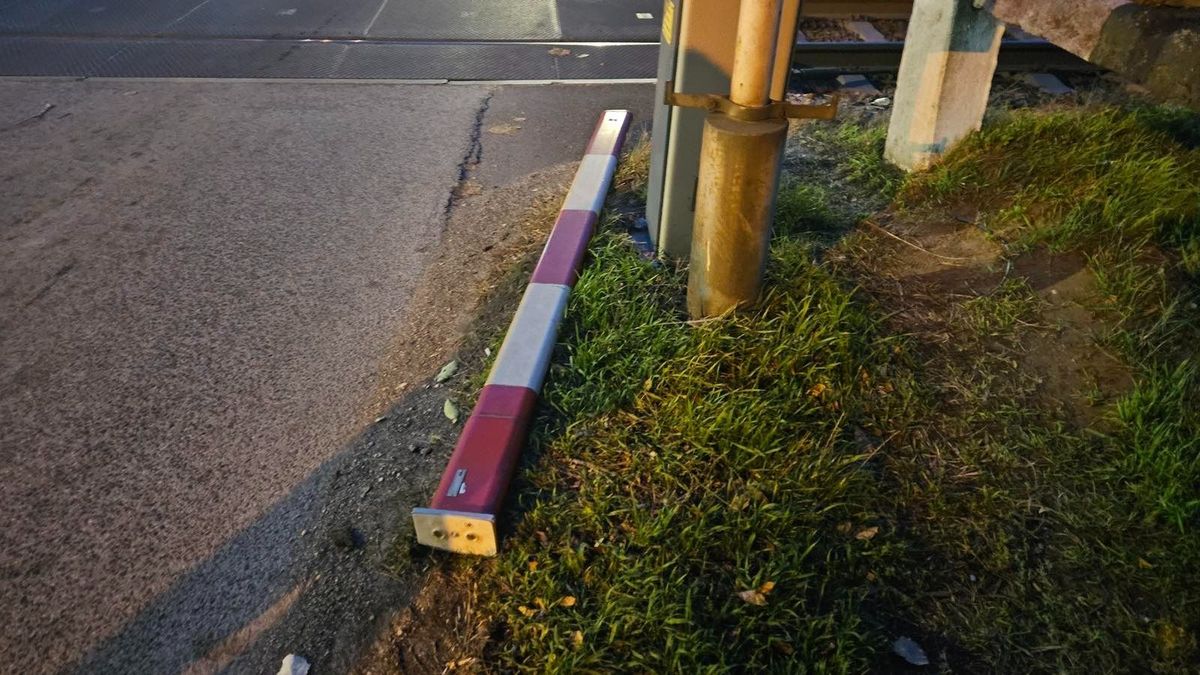 Elképesztő képsorok: másodperceken múlt a sorompót letörő részeg biciklis élete