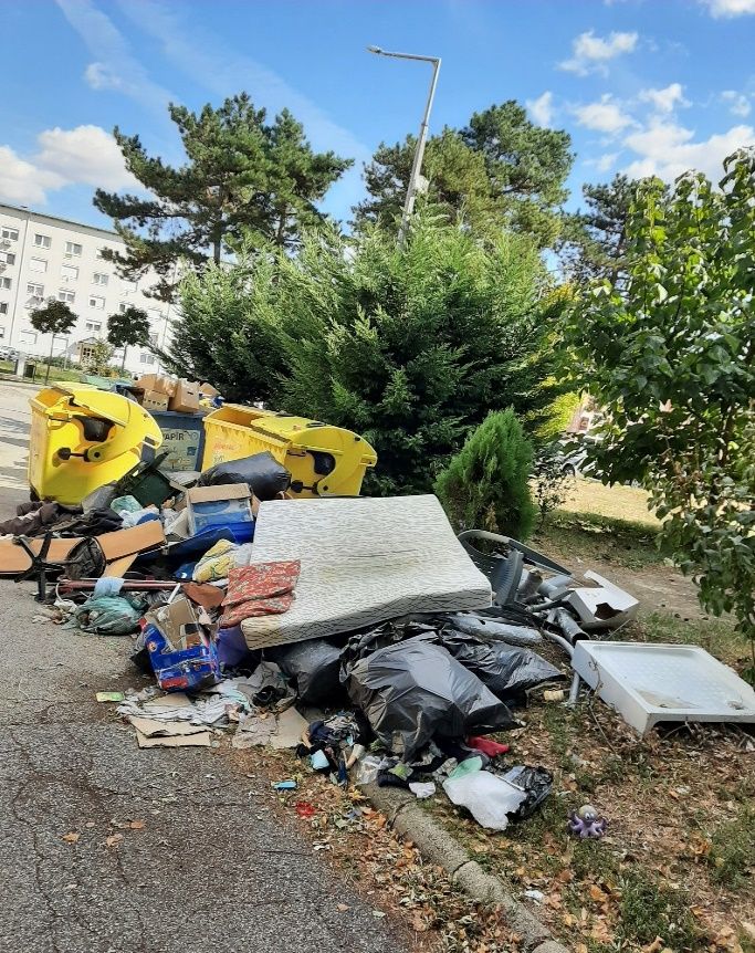 Az utóbbi hónapokban Veszprém város egészét érintő, folyamatosan visszatérő probléma, hogy a szelektív hulladékgyűjtő szigetek, kommunális hulladékgyűjtő edényzetek környezetét szemétlerakónak használják