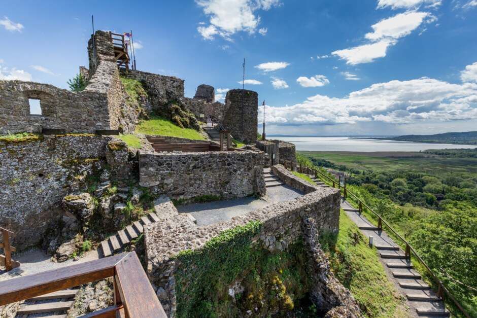 A könnyebb védelem érdekében épültek a várak a hegytetőre, de ma már a szigligeti vár tetejéről elénk táruló panoráma miatt másszuk meg a hegyoldalt
Fotó: shutterstock