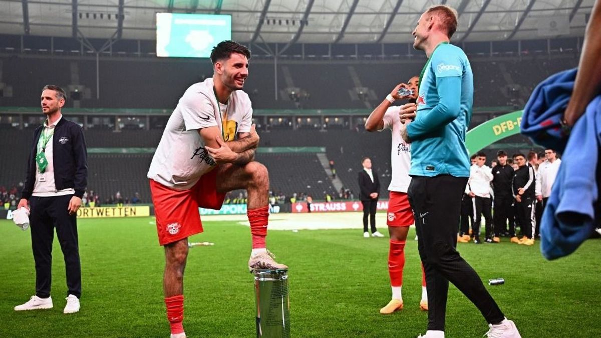 A Lipcse edzője hiányolja Szoboszlait, Gulácsi legendákkal edzhetett