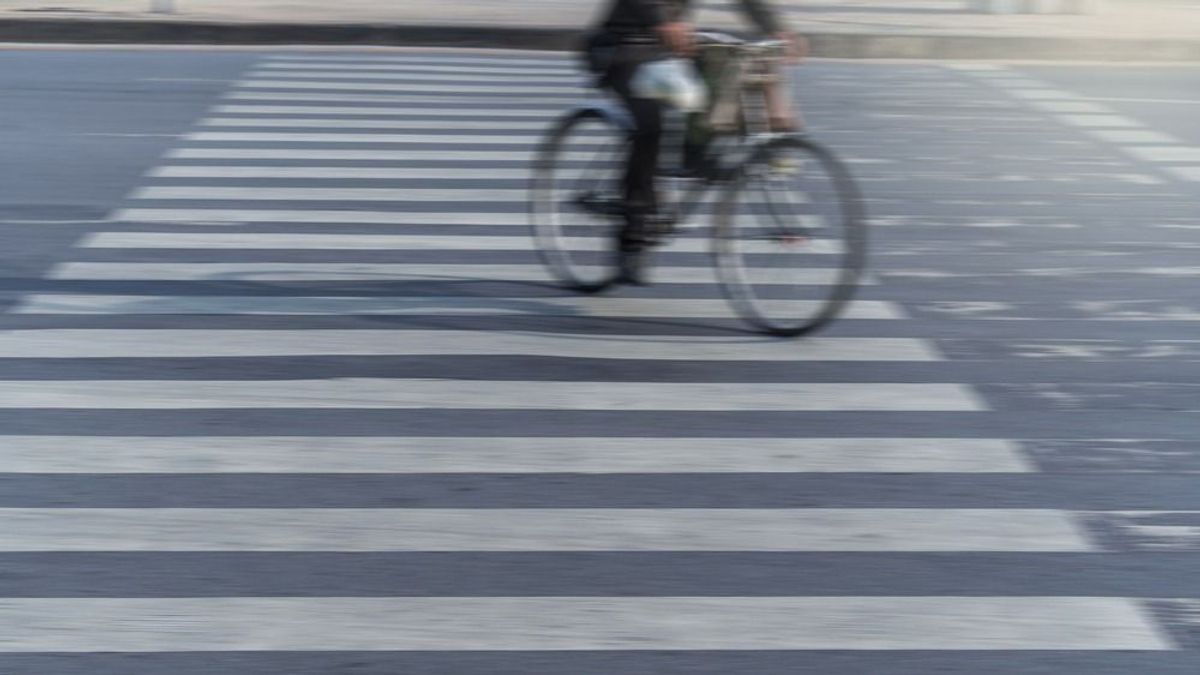 A rendőrök orra előtt, piros lámpánál tekert át a zebrán (videó)