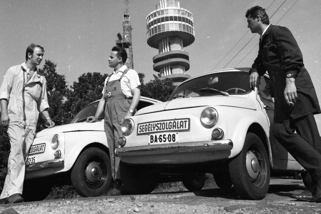 Seregszemle 1972-ben a pécsi Misina-tetőn. Akadtak, akik Fiat 500-nak tartották a kis sárga angyalokat, de az olasz karosszéria farában osztrák konstrukciójú boxermotor dolgozott
Fotó: Fortepan/Urbán Tamás