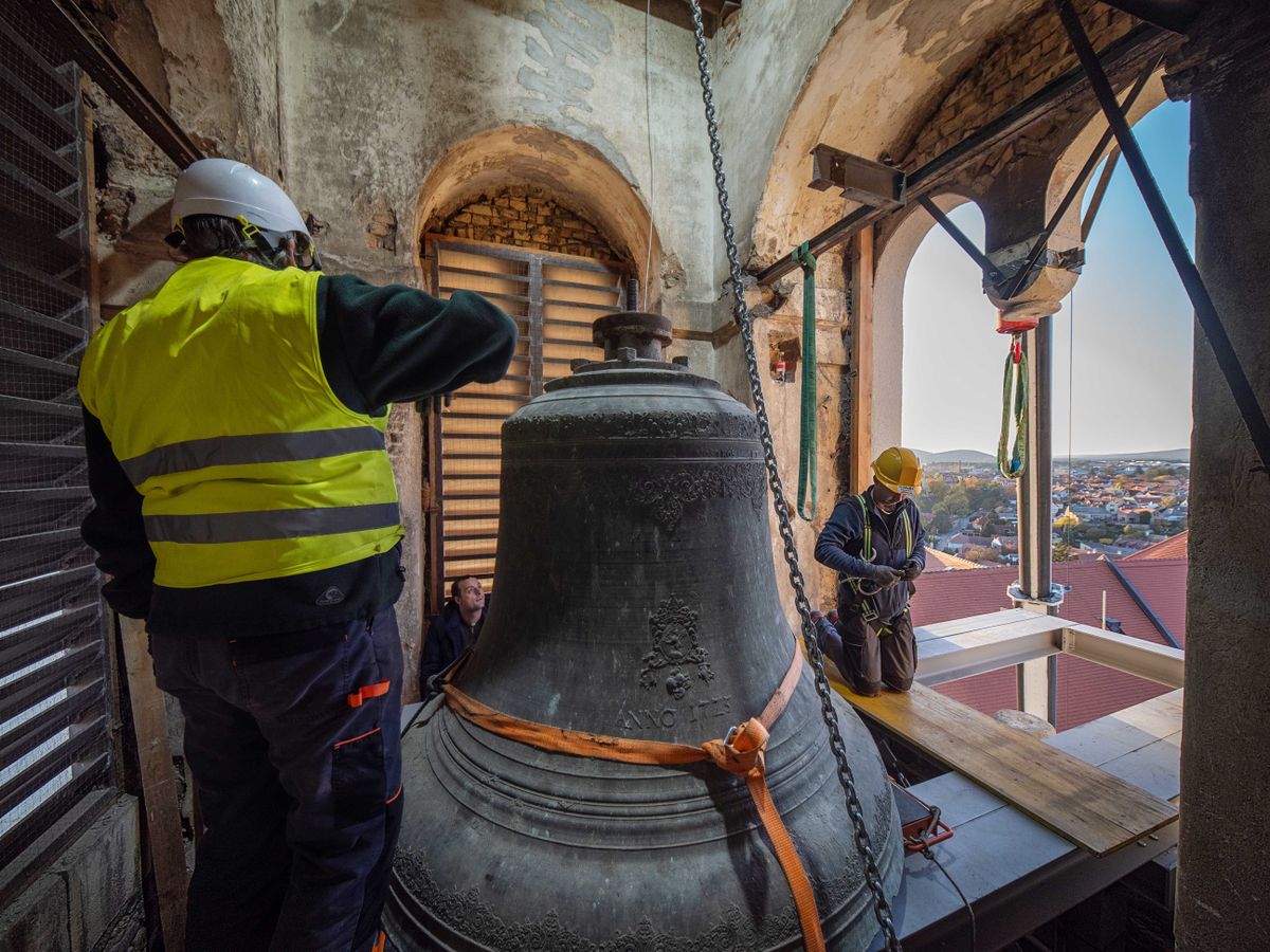 Tíz hónapon keresztül dolgoztak együtt a statikusok, kőrestaurátorok, műemlékvédelmi szakmérnökök, harangszerelők és darutechnológusok azon, hogyan tudják kiemelni az „óriást”