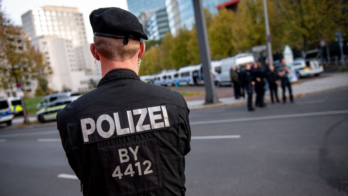 Hajtóvadászat indult egy férfi ellen, aki robbanószerrel megpakolt táskát hagyott hátra